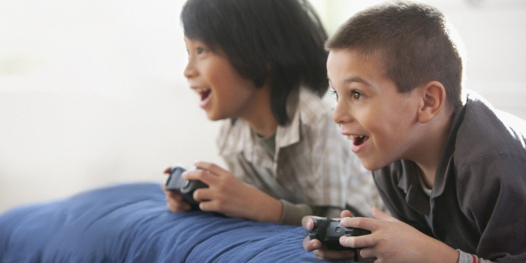 Videojogos - rapazes a jogarem juntos