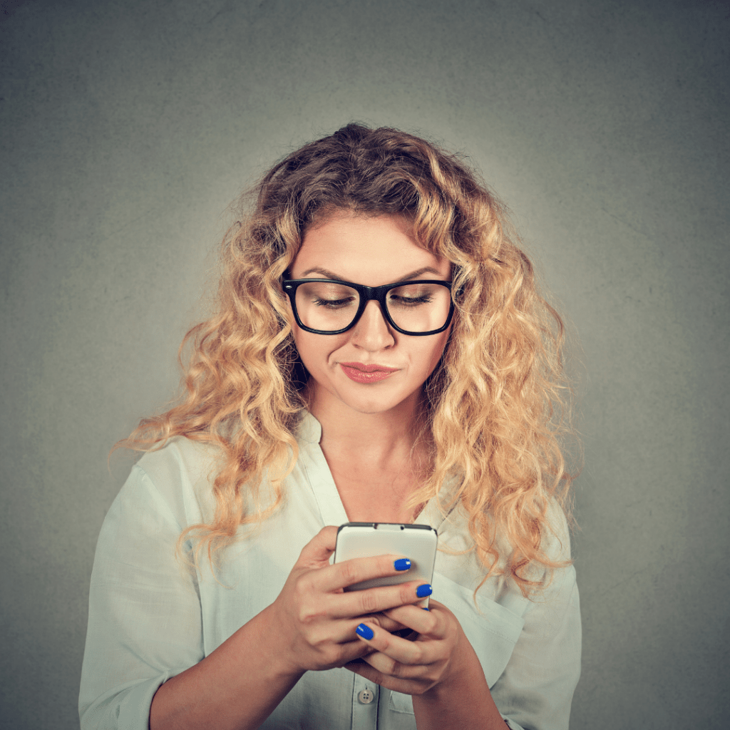 Uma menina com um smartphone Menina com telefone