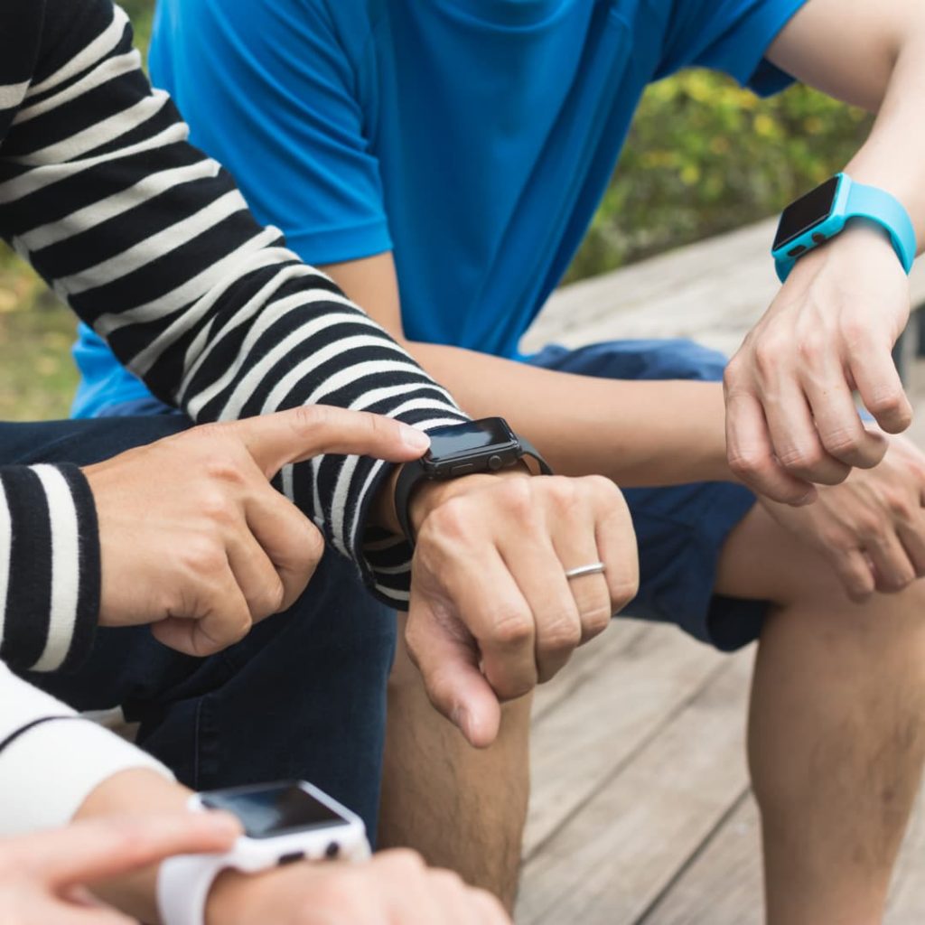 Homens com smartwatches Homens com relógios inteligentes