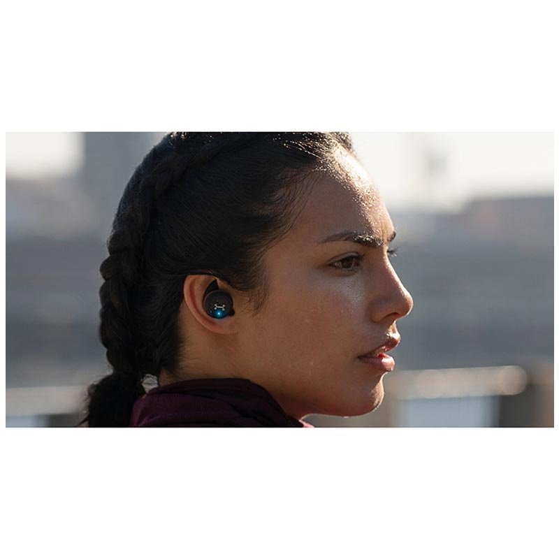 Mulher com fones de ouvido JBL Under Armour JBL Under Armour para treinamento