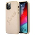 Capa Guess Saffiano Vintage Script para iPhone 12/12 Pro - Dourado