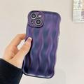 Capa Ondulada Linear 3D para iPhone 13 - Roxo