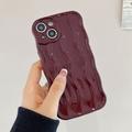 Capa Ondulada Linear 3D para iPhone 13 - Vermelho vinho