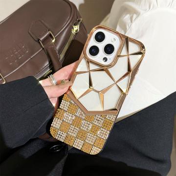 Capa para iPhone 16 Pro Max com padrão de diamante geométrico e strass - Ouro