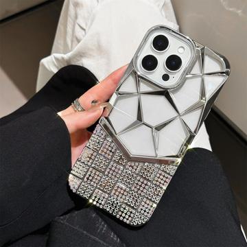 Capa para iPhone 16 Pro Max com padrão geométrico de diamante e strass - Prateada
