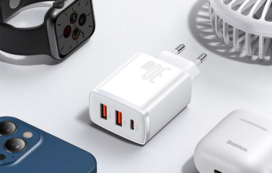 Carregador rápido Baseus Compact 30W - USB-C PD, 2xUSB - Branco