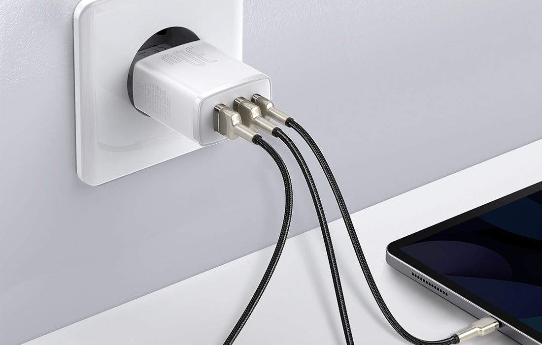 Carregador rápido Baseus Compact 30W - USB-C PD, 2xUSB - Branco