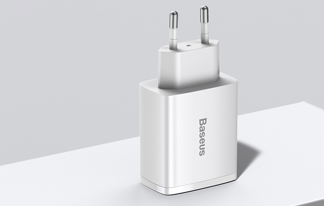 Carregador rápido Baseus Compact 30W - USB-C PD, 2xUSB - Branco